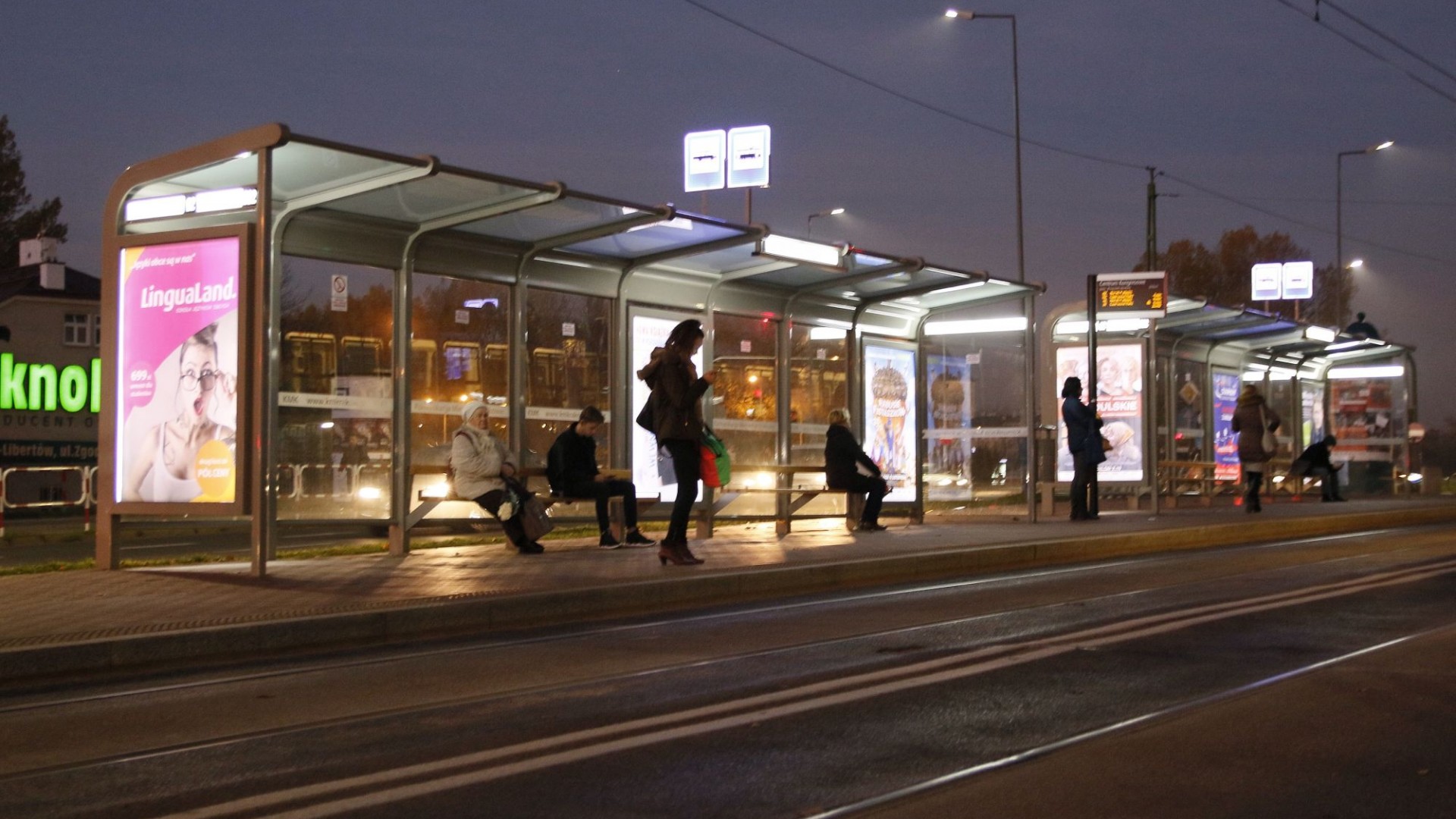 AMS kontynuuje inwestycje w segmencie premium